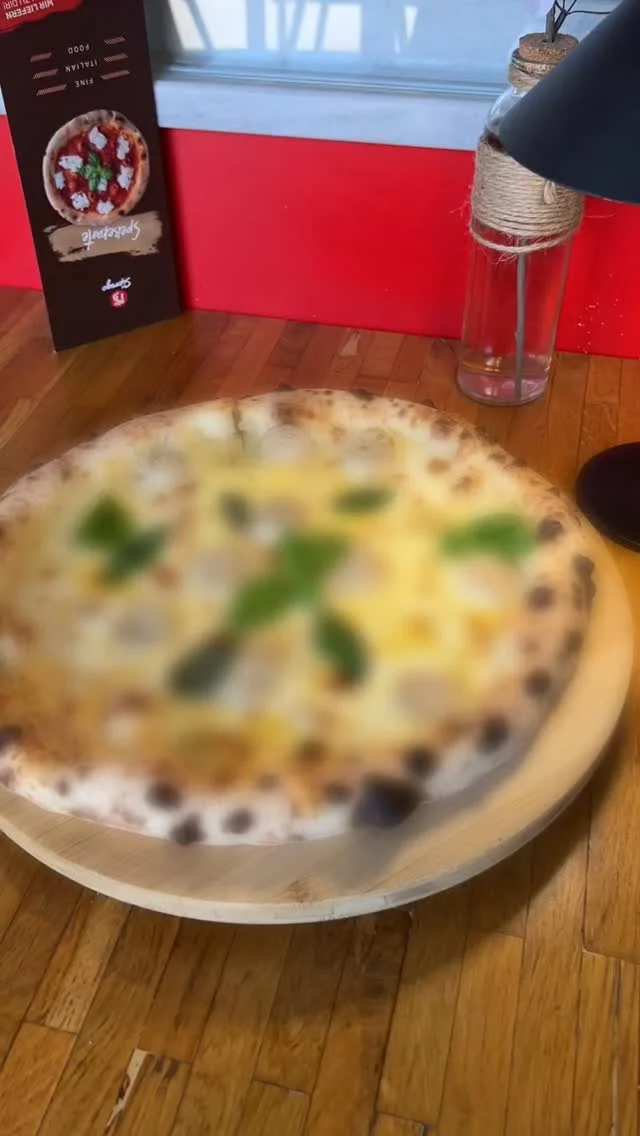Bavarian Pizza 🤍💙 Wir probieren eine ungewöhnliche Pizza mit Weißwurst, drei verschiedenen Käsesorten und Olivenöl. Obwohl die Kombination zunächst seltsam wirkt, überrascht uns der Geschmack 🕵️‍♂️😊
#pizza #siprego #augsburg #bavarian #plärrer