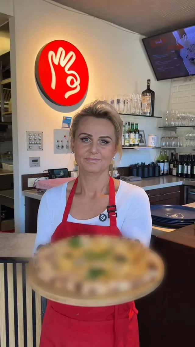 Wir feiern mit Augsburg 🎉 und probieren eine ungewöhnliche Pizza-Kreation
mit Weißwurst, drei verschiedenen Käsesorten und Olivenöl.
Schmeckt diese bayerische Fusion-Pizza wirklich?🕵️‍♂️ 
#plärrer #oktoberfest #pizza #siprego #augsburg
