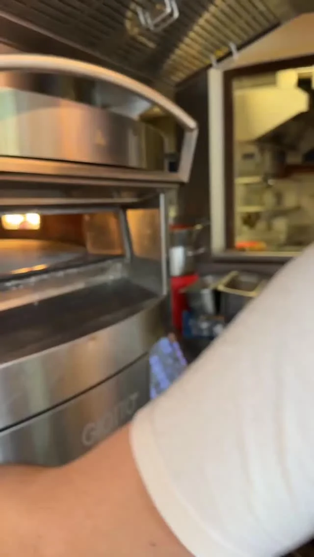 Wir schauen zu, wie ein Pizzabäcker die Herausforderung annimmt, eine Pizza Pompeji komplett blindfolded, also mit geschlossenen Augen, zu backen.
#pizza #siprego #food #augsburg #restaurant