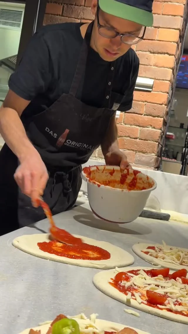 Ihr findet uns hier 🍕
📍 Hessenbachstraße 1, Augsburg

Do | 11 – 22 Uhr
Fr | 11 – 23 Uhr
Sa | 17 – 23 Uhr
So | 11 – 22 Uhr

Am besten ihr kommt direkt zu uns vorbei – frisch aus dem Ofen schmeckt’s einfach am besten 🔥

Oder bestell bequem auf siprego.de oder über Lieferando 🛵

Wir freuen uns auf euch! 🤍
#siprego #augsburg #pizzanapoletana #pizzaaugsburg #homeofarancini