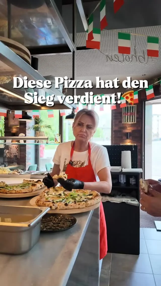 🌿 Pizza Primavera – nur bis 7. Juni.

Grüner Spargel · Bärlauch-Ricotta · Fior di Latte · Parmesan · Zitronenabrieb · Kürbiskerne · Basilikumöl
Frühling hat einen Namen. 🍋

Nur bei Siprego – solange die Saison es erlaubt.
🗓️ Bis zum 07.06.
#siprego #augsbrug #pizza #restaurant
