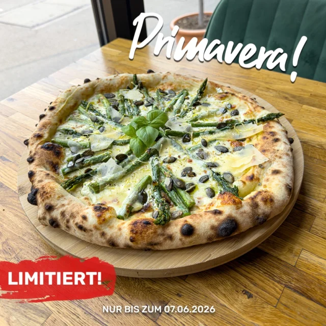 Zwei Wochen. Dann ist sie weg. 🌱

Pizza Primavera 🍕
Grüner Spargel, Ricotta-Bärlauch-Creme, Parmigiano, Zitronenzeste, Kürbiskerne, Basilikumöl.

Frühling auf neapolitanischem Teig. ❤️

Nur bis 07.06.2026.