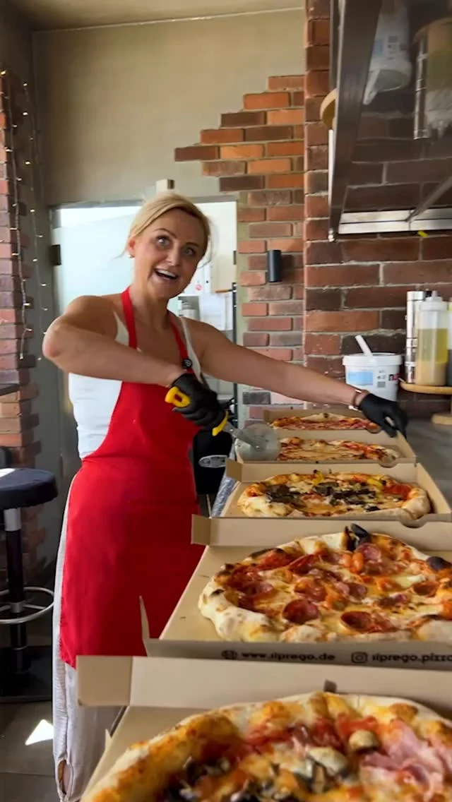 Part 2 | Wo sollen wir als nächstes in Augsburg hin?
🍕❤️Warme leckere Pizzen – und noch wärmere Herzen.
Das ist erst der Anfang. Mehr folgt. 🧡 
#augsburg #pizza #spenden #restaurant #italiener