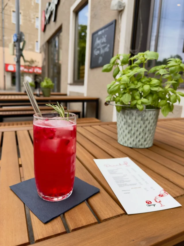Die Terrasse ist eröffnet und eine neue Getränkekarte haben wir auch noch! 🥳🤩

Neu auf der Getränkekarte:
❤️ Sarti Spritz
❤️ Sarti Berry Spritz
❤️ Limoncelle Basil Spritz
❤️ Amalfi-Zitrone-Basilkum-Limonade
❤️ Granatapfel-Rosmarin-Limonade (auf dem Bild)

Perfekte Begleitung zu unseren Pizzen und Arancini! 👏🏼

Lust vorbeizukommen? Jetzt anrufen und reservieren:
0821/20817218

Wir freuen uns auf dich! 😍