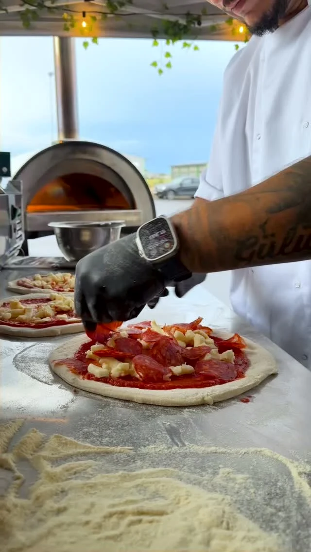 Premium Pizza Catering ab 75 € pro Person in ganz Bayern & Baden-Württemberg. Für Firmenfeiern & Teamevents ab 50 Personen. 🍕🇮🇹

Verwöhnt euer Team mit italienischen Antipasti, echter Pizza Napoletana und Pasta. Wir bringen Equipment, Deko und Team direkt zu euch. Ihr müsst nur noch genießen. 🥂

Unsere Pakete (ab 50 Personen):
▪️ Antipasti + Pizza – 75 € / Person
▪️ Antipasti + Pizza + Dessert / Cannoli – 95 € / Person
▪️ Antipasti + Pizza + Dessert / Cannoli + Trüffelpasta-Show – 115 € / Person

Warum Siprego?
✅ Zahlung auf Rechnung, transparenter Festpreis pro Person
✅ Standort Augsburg, im Einsatz in Bayern & BaWü, Anfahrt bis 60 km inklusive
✅ Angebot in 48 h, unverbindlich & ohne Verpflichtung

Ob Sommerfest, Firmenjubiläum oder Weihnachtsfeier, wir machen euer Event zum Gesprächsthema im Büro.

Jetzt für 2026 / 2027 anfragen! nur noch wenige Termine frei. 

#pizzacatering #firmenevent #catering #teamevent #bayern