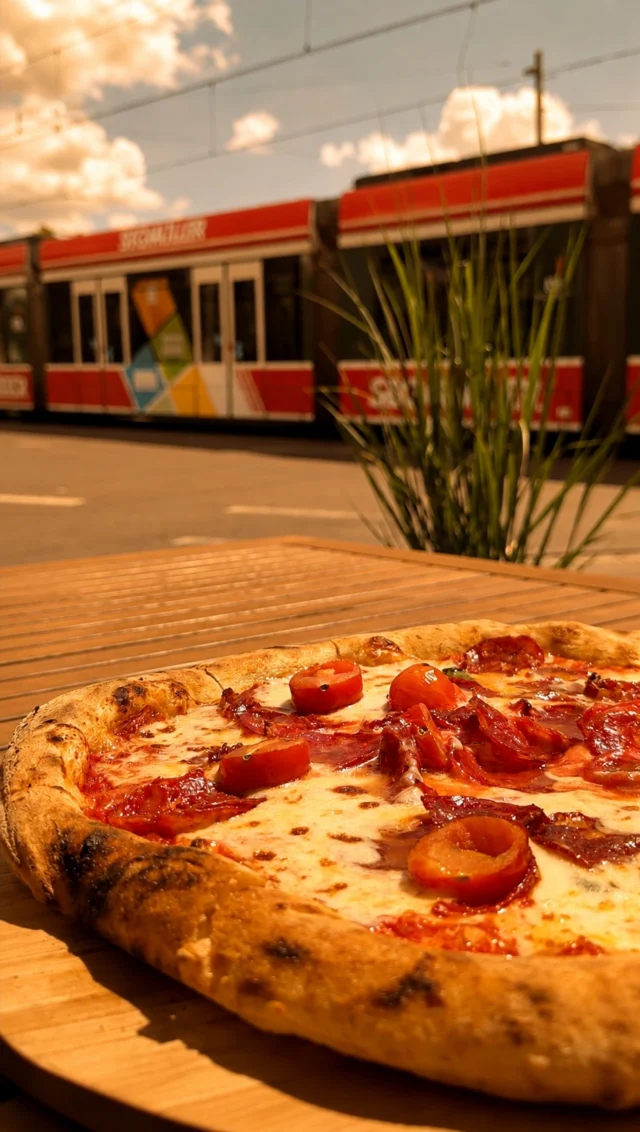 Salsiccia ist keine Salami. Sie wird nicht getrocknet, sondern kommt roh auf den Teig und gart erst im Ofen mit. Deshalb bleibt sie saftig und die Seiten schön knuspig. 🍕

Siprego Augsburg ❤️
#augsburg #siprego #pizza #italienisch #foodspot