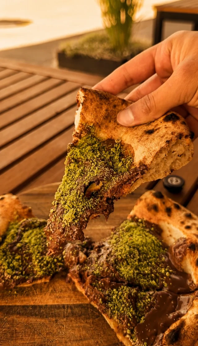 Pizza zum Nachtisch??? 🍫
Schokolade und Pistazie auf frischem Teig🫶🏻
Der Pistazien-Hype kommt übrigens aus Sizilien. Die Pistazien aus Bronte am Ätna gelten als die besten der Welt und sind teurer als die meisten Nüsse überhaupt.
Gibt's bei uns in der Hessenbachstraße, Do–So. Buon appetito 🇮🇹
#dessertpizza #pistazie #augsburg #siprego #foodspot #pizzaaugsburg