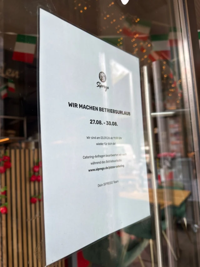 Wir machen Betriebsurlaub 😴🍕

Vom 27. bis 30.08. bleibt die Pizzeria geschlossen. Einmal im Jahr braucht auch der Ofen Pause.

Heißt für dich: Dieses Wochenende (Do bis So) gibt's nochmal Pizza und Arancini, danach eine Woche nichts 🤌

Am besten vorbestellen: Link in Bio 👆

Ab Donnerstag, 03.09. um 11 Uhr sind wir wieder da.

Catering-Anfragen beantworten wir übrigens auch während der Pause 💍🎄

#siprego #augsburg #pfersee #pizzanapoletana