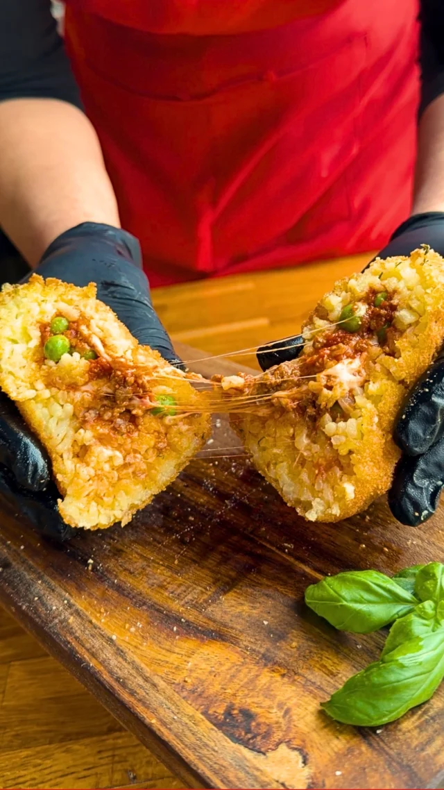 Der Klassiker unter den Arancini. 🍊
Hackfleischsoße vom Rind, Erbsen und Mozzarella Fior di Latte💫
außen knusprig, innen alles am Schmelzen.
Do–So bei uns in der Hessenbachstraße 1 in Augsburg. Buon appetito 🇮🇹
#arancini #ragu #augsburg #siprego #streetfood #italienischessen #foodspot #pizzeriaaugsburg