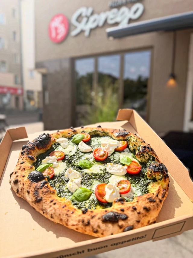 NEW PIZZA COMING SOON… 🫣

🥬 Spinat-Knoblauch-Base
🧀 Büffelmozzarella
🍅 Cherrytomaten
🐄 Ricotta
🍋 Zitronenzeste
🍃 Basilikum

Name: Unbekannt

Ab 03.09.2026 verfügbar! 👏🏼

Wie sollen wir die Pizza nennen? 🤔

#pizza #pizzanapoletana #augsburg #augsburgfood