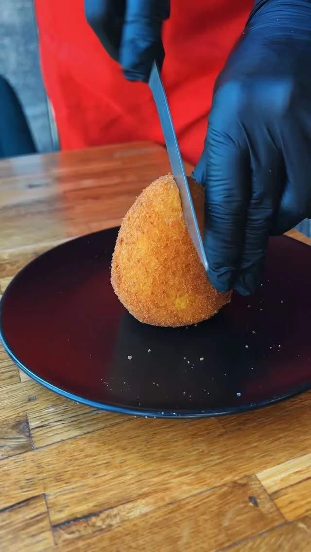 Außen knusprig, innen gefüllt – Ragù, 4 Käse, Genovese oder Veggie. Frisch frittiert, wie in Sizilien.
Do–So bei uns in der Hessenbachstraße 1 in Augsburg. Buon appetito 🇮🇹

#arancini #augsburg #siprego #streetfood #italienischessen #foodspot #pizzeriaaugsburg #augsburgfood