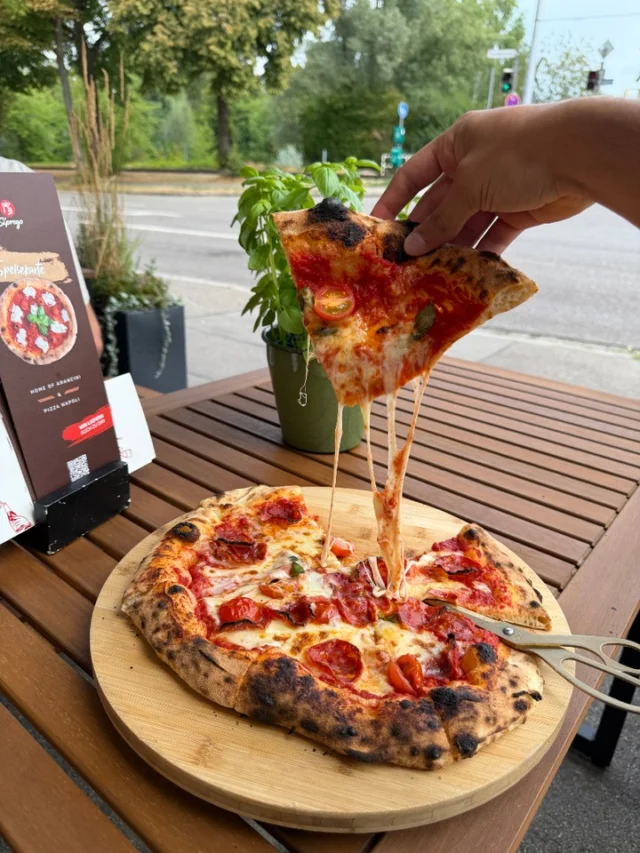 Salsiccia, Mozzarella, frisch aus dem Ofen 🧀🔥 mehr braucht's nicht.
#pizza #augsburg #siprego #restaurant #foodspot
