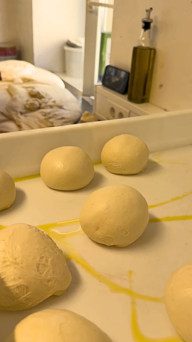 Aus einem großen Teig werden viele kleine Kugeln. Auf Italienisch heißt das "staglio" – von Hand portioniert, jede einzeln geformt. 🤲
Und dann heißt es warten. Ohne Ruhezeit kein Rand.

Hessenbachstraße 1, Augsburg. Do–So.
#pizzateig #pizzanapoletana #staglio #augsburg #siprego #pizzaaugsburg #foodspot