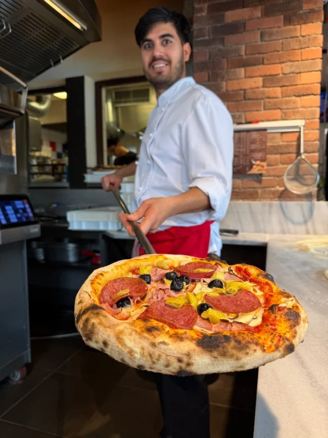 Deftig, würzig, kein Schnickschnack 🔥
Schinken, Salami, Peperoni, Oliven.. genau richtig!
#pizza #augsburg #siprego #restaurant #foodspot