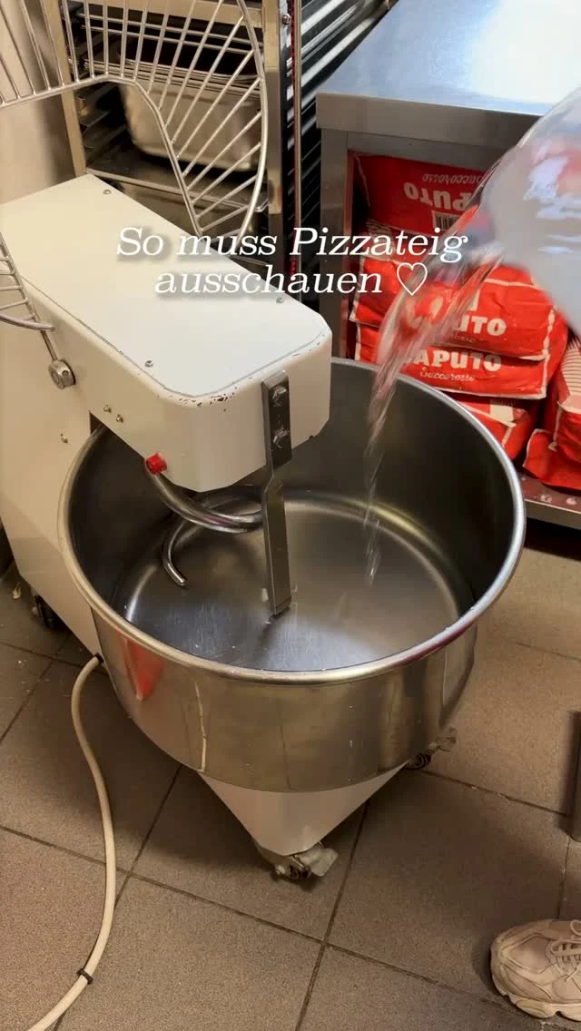 Wie entsteht der perfekte Teig?
Mehr als nur Kneten, es ist die Balance zwischen Zeit, Technik und den richtigen Zutaten. Schaut rein und seht selbst, wie das Fundament jeder großartigen Pizza entsteht.

Was reizt euch am meisten: Der Prozess oder das Ergebnis?
#pizza #augsburg #siprego #restaurant #handwerk