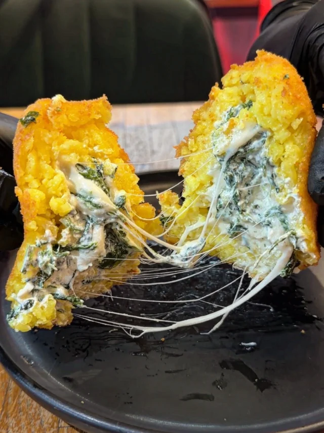 OMG… diese Käsefäden! 🤯

🆕 Arancini SPINACI 🧀🥬
Safranrein mit einer cremigen Füllung aus Ricotta und Spinat. 

Wie bei deiner italienischen Nonna, die du nie hattest. 👵🏼

Komm vorbei oder bestelle zum Abholen oder zum Liefern.

📍 Siprego | Hessenbachstr. 1 | 86157 Augsburg

🛒 siprego.de

#siprego #arancini #augsburg #foodie